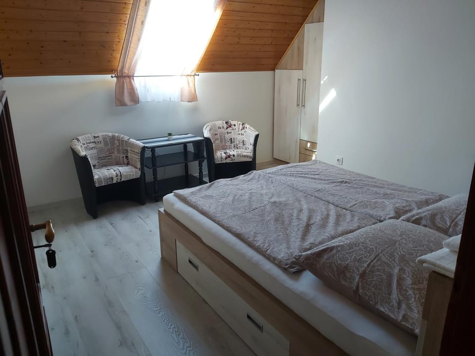Bedroom, wardrobe