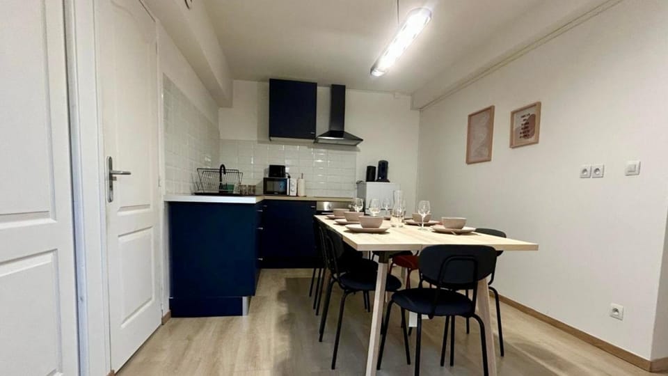 Kitchen or kitchenette, Dining area, stove