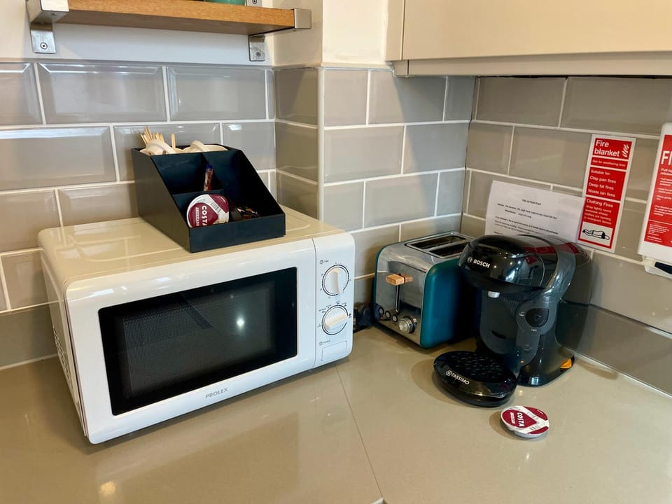 Coffee/tea facilities, Kitchen or kitchenette, stove, toaster