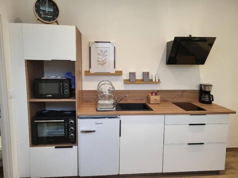 Kitchen or kitchenette, oven, stove