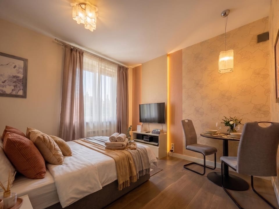Bed, TV and multimedia, Photo of the whole room