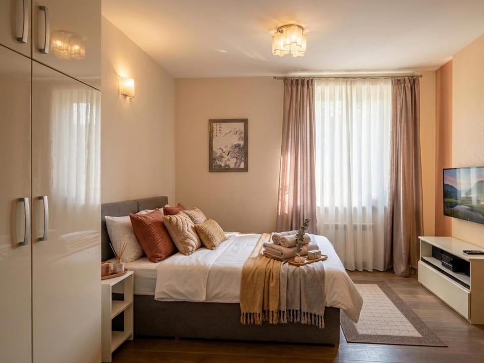 Bed, TV and multimedia, Photo of the whole room, towels, wardrobe