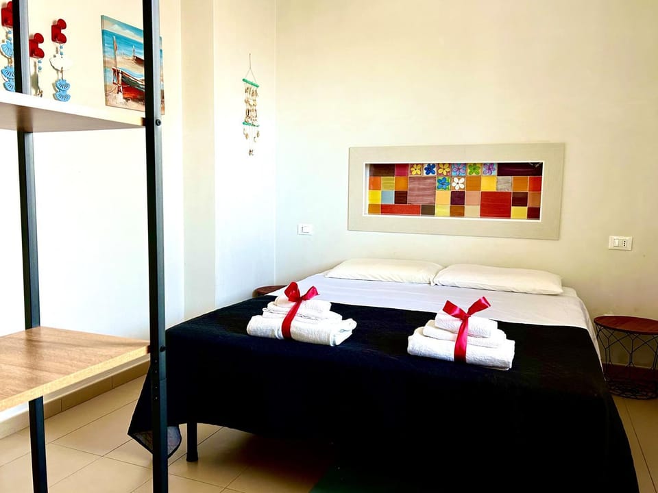 Bed, Bedroom, towels