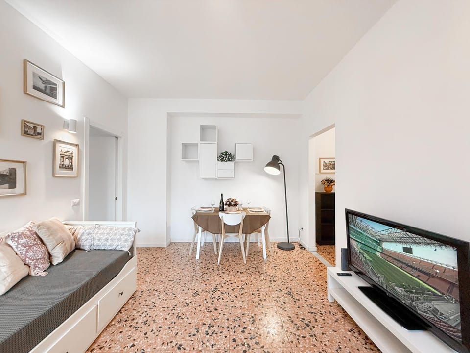 TV and multimedia, Living room, Seating area, Dining area