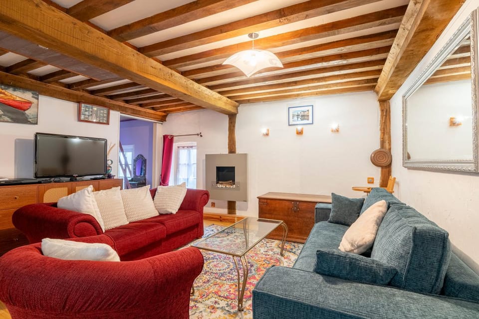 Communal lounge/ TV room, TV and multimedia, Living room, Seating area, Evening entertainment