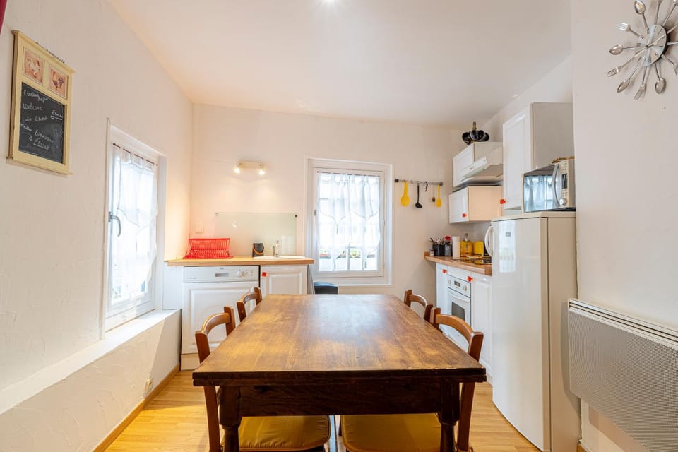 Kitchen or kitchenette, Dining area, oven, stove