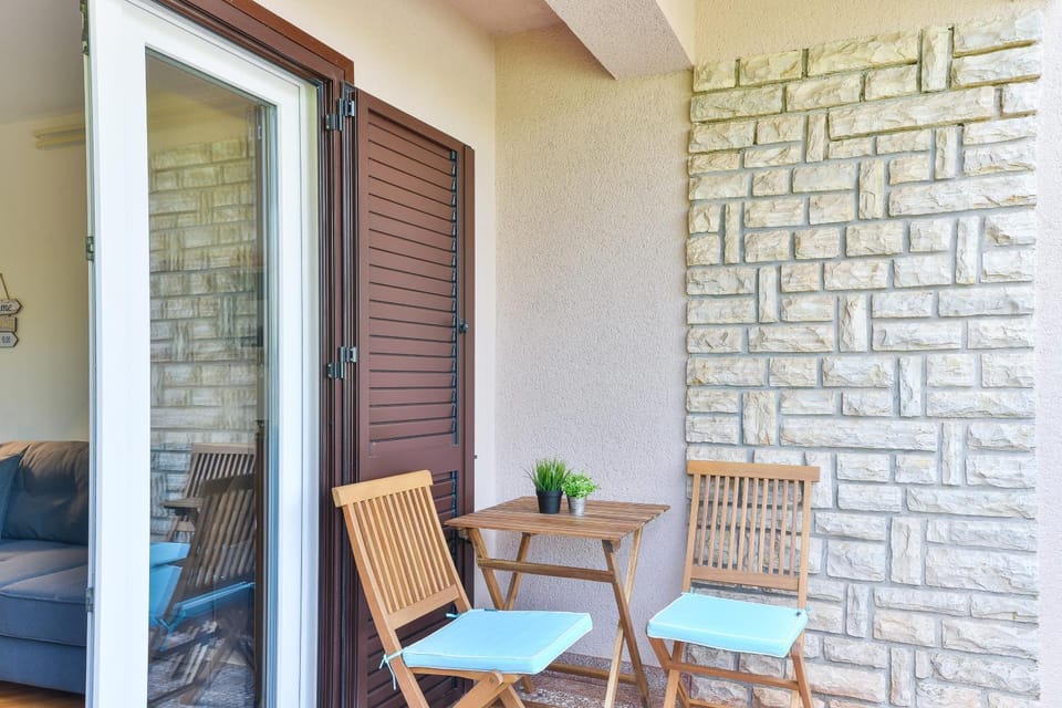 Facade/entrance, Balcony/Terrace