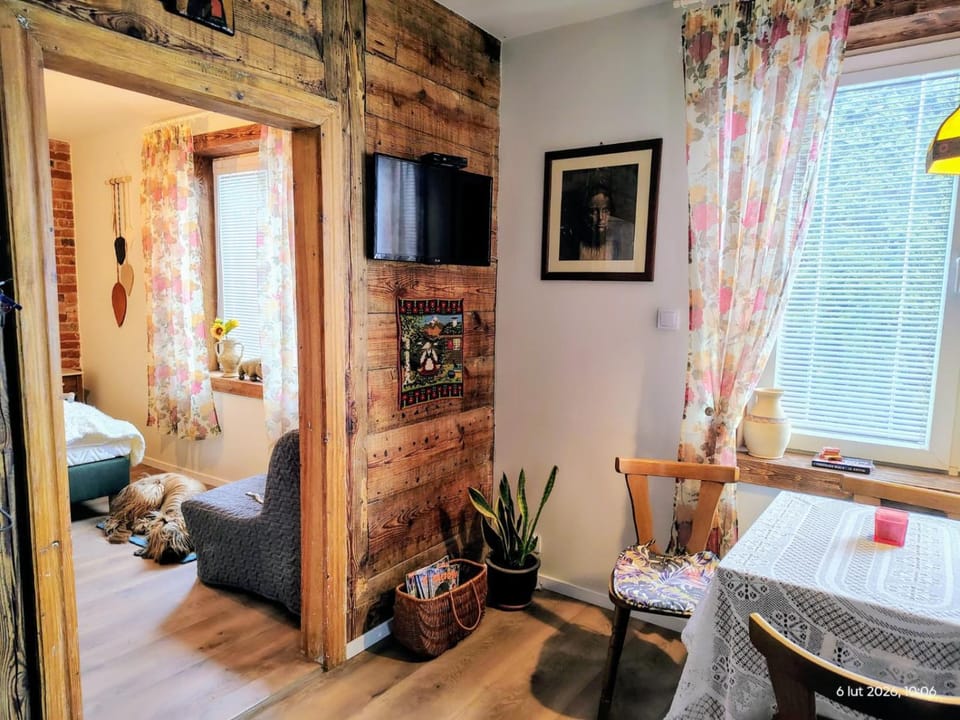 Communal lounge/ TV room, Bed, TV and multimedia, Living room, Photo of the whole room, Seating area, Evening entertainment, Bedroom