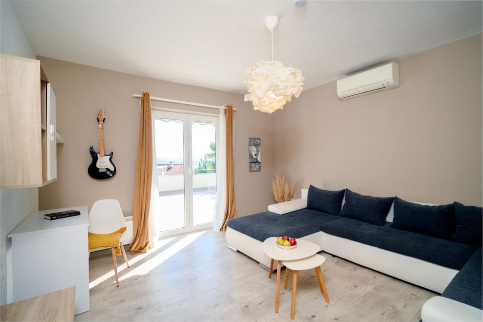 Living room, Seating area, air conditioner