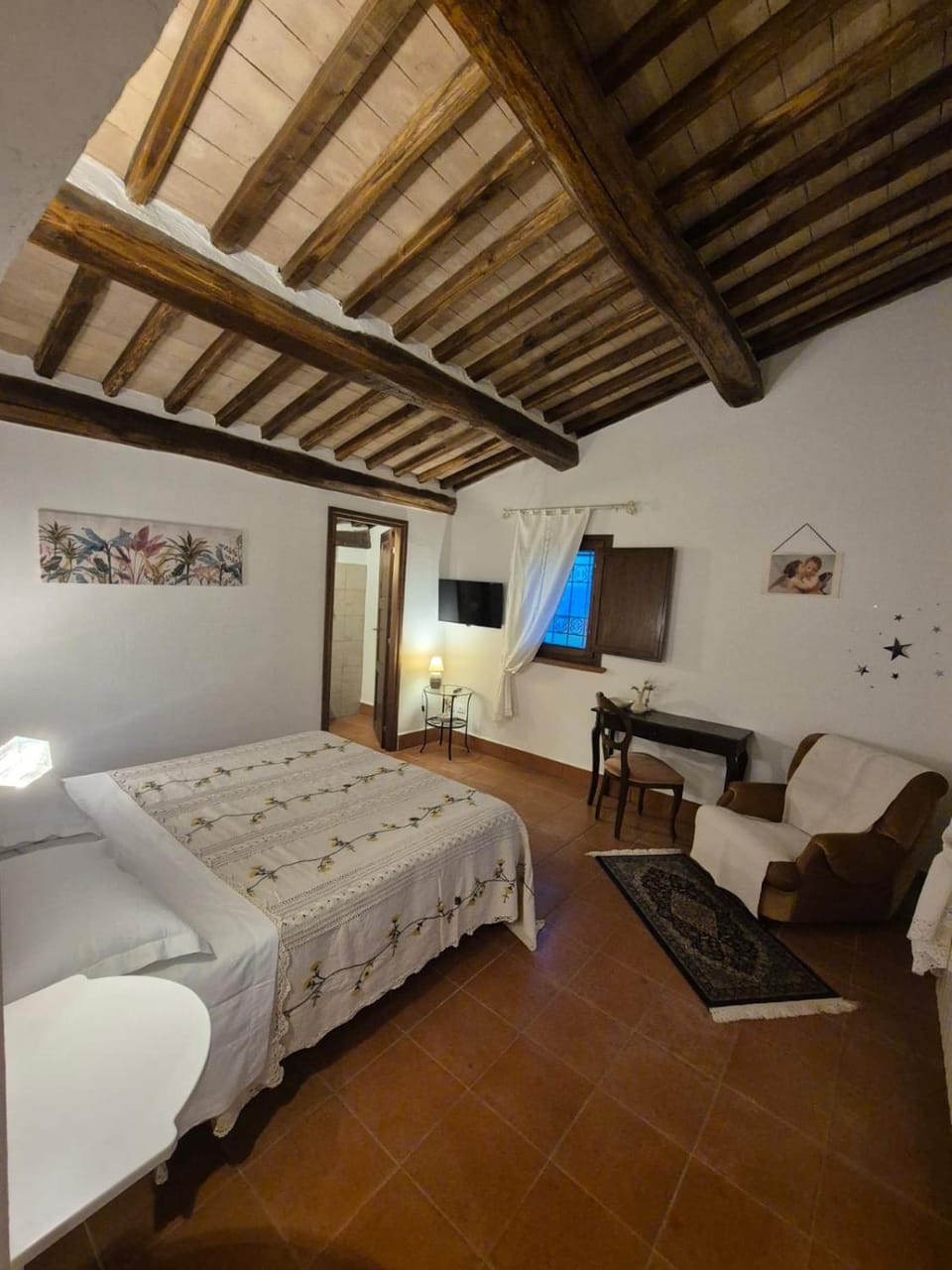 Bed, TV and multimedia, Photo of the whole room, Bedroom