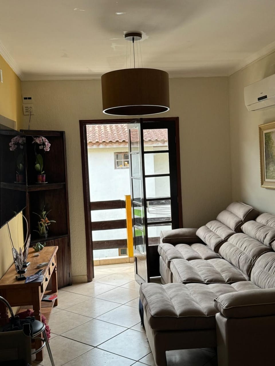 TV and multimedia, Living room, Seating area, air conditioner