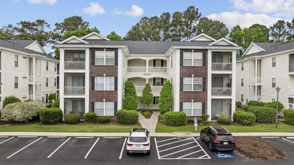 Property building, Spring, Day, Neighbourhood, Street view, Location, Parking