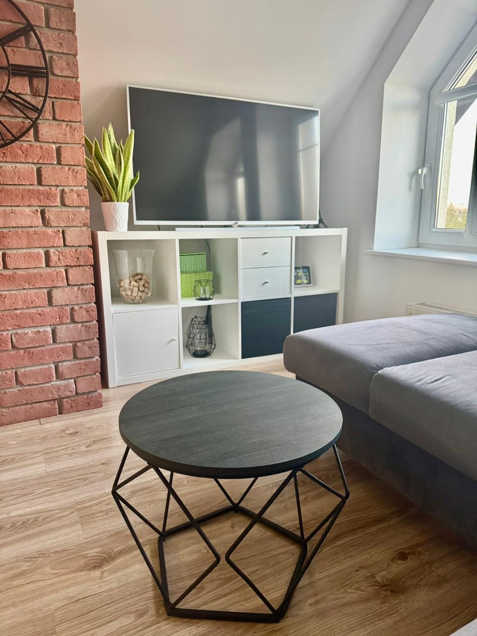 Communal lounge/ TV room, Bed, TV and multimedia, Living room, Photo of the whole room, Seating area, Evening entertainment, Bedroom