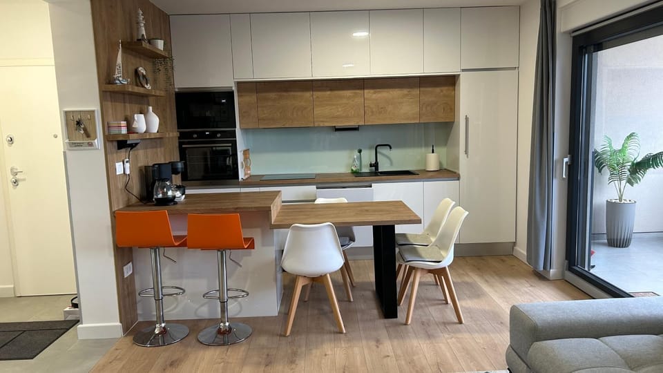 Coffee/tea facilities, Kitchen or kitchenette, Dining area, oven, stove