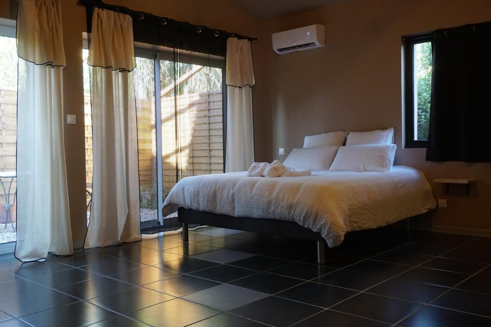 Bed, Photo of the whole room, Bedroom, air conditioner