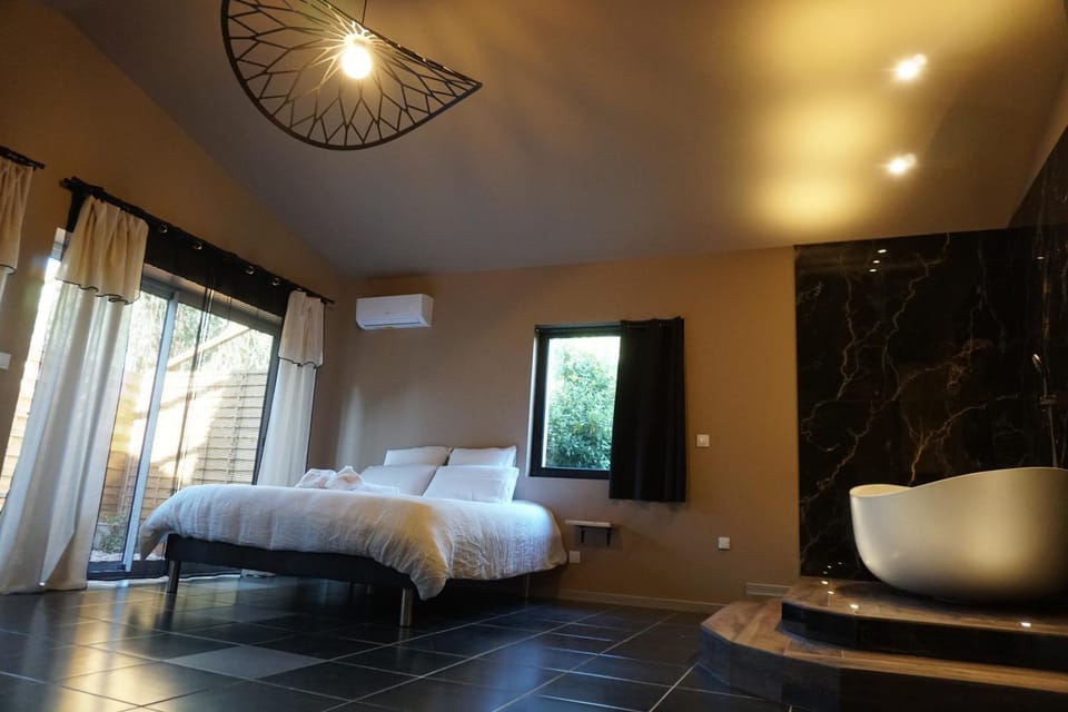 Bed, Photo of the whole room, Bedroom, Bath