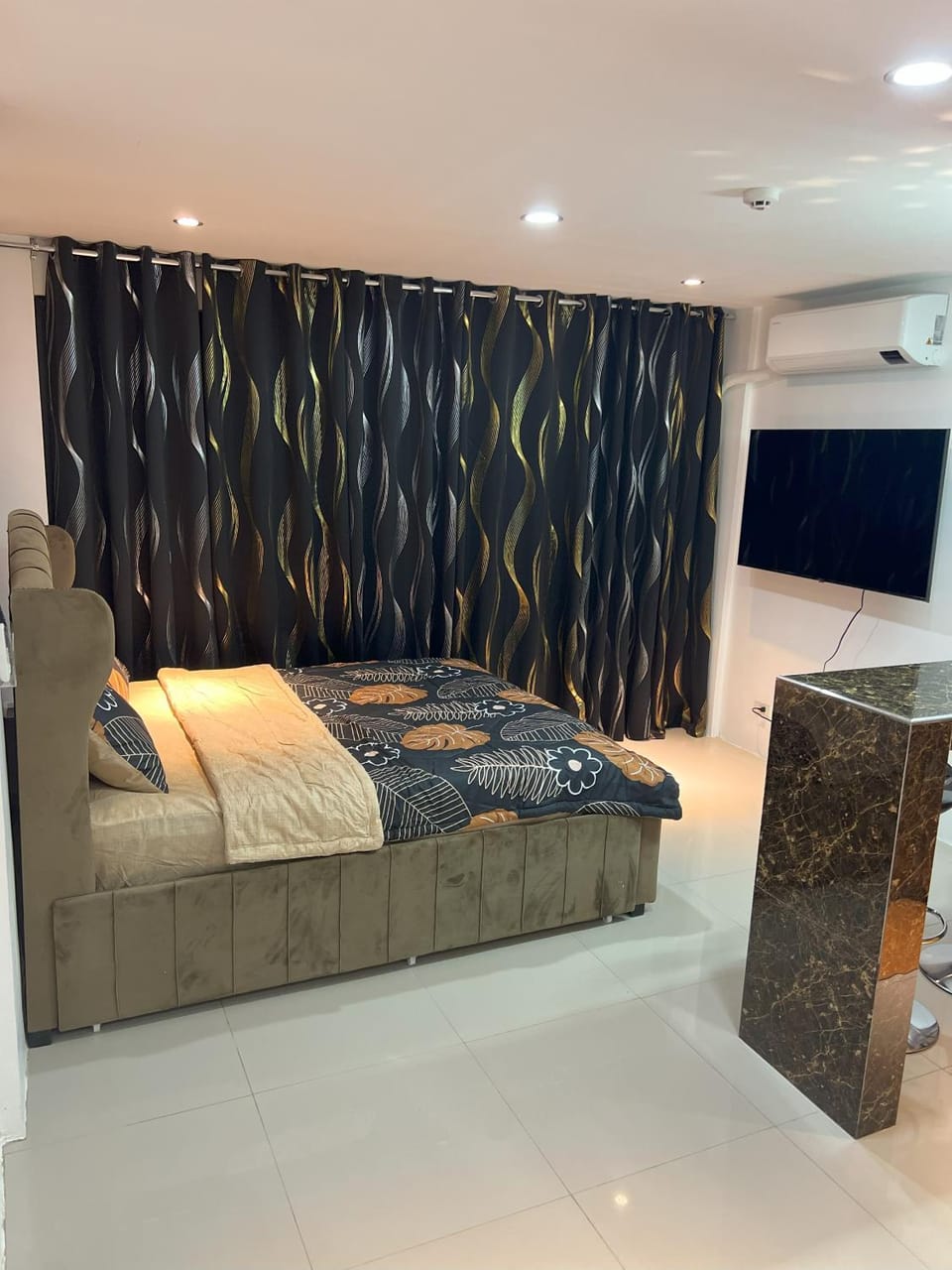Bed, TV and multimedia, Bedroom