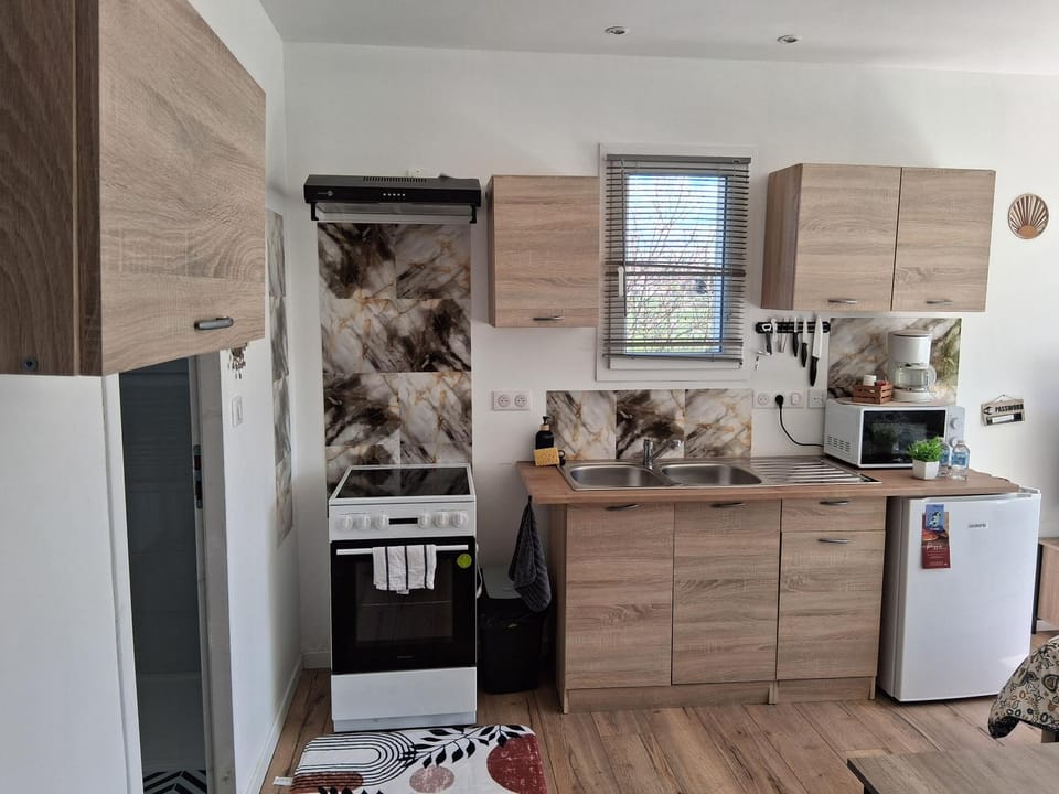 Coffee/tea facilities, Kitchen or kitchenette, oven, stove