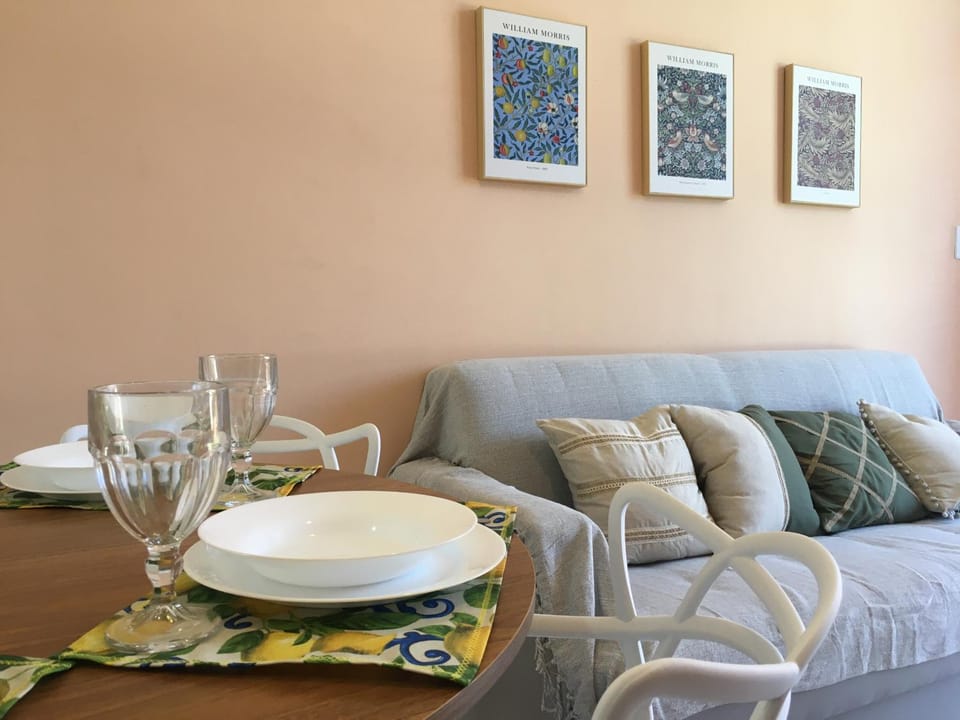 Seating area, Dining area