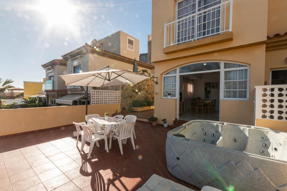 Property building, Patio, Balcony/Terrace