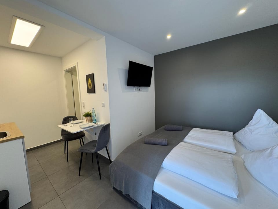 Bed, TV and multimedia, Photo of the whole room