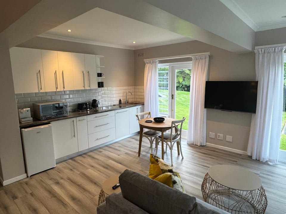 TV and multimedia, Coffee/tea facilities, Kitchen or kitchenette, Living room, Seating area, Dining area, stove