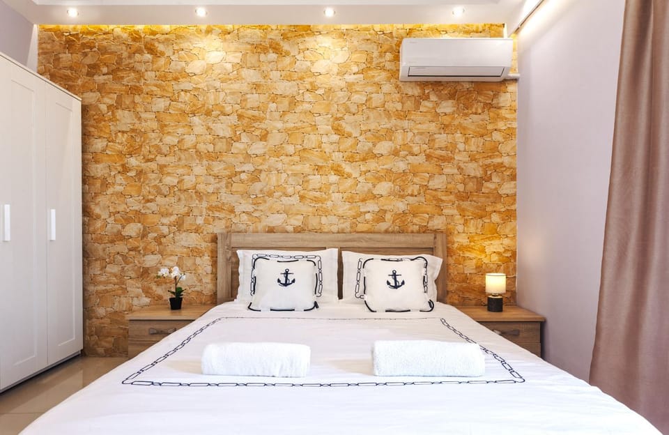 Bed, Photo of the whole room, Bedroom, towels, air conditioner