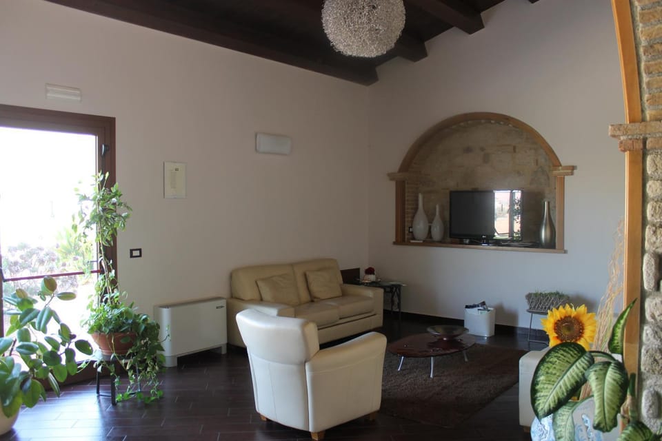 Communal lounge/ TV room, Living room, Lobby or reception