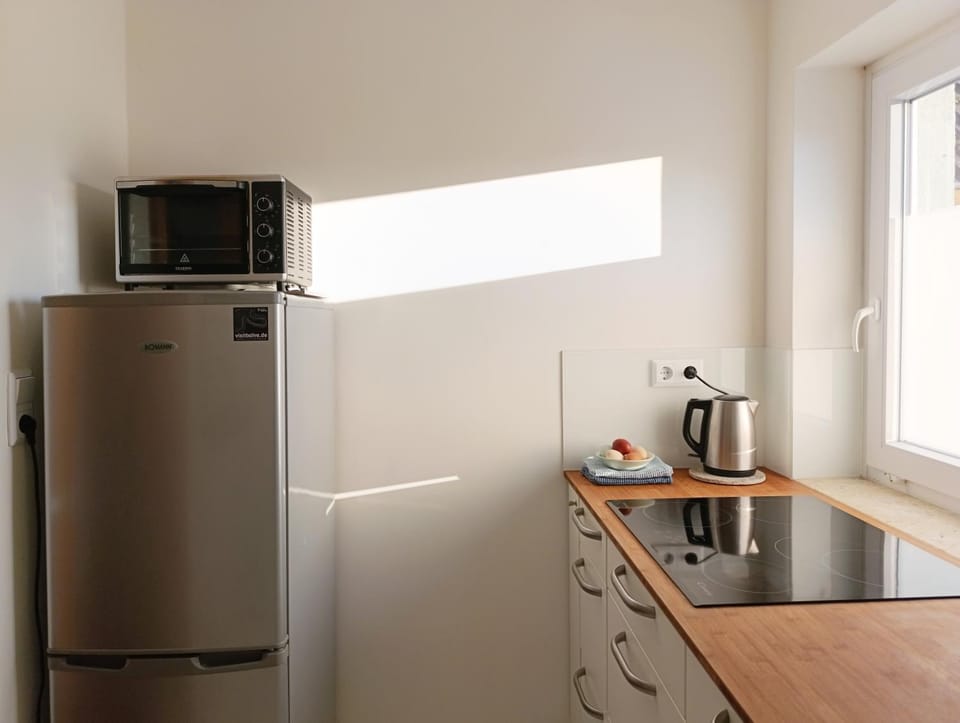 Coffee/tea facilities, Kitchen or kitchenette, oven, stove, toaster