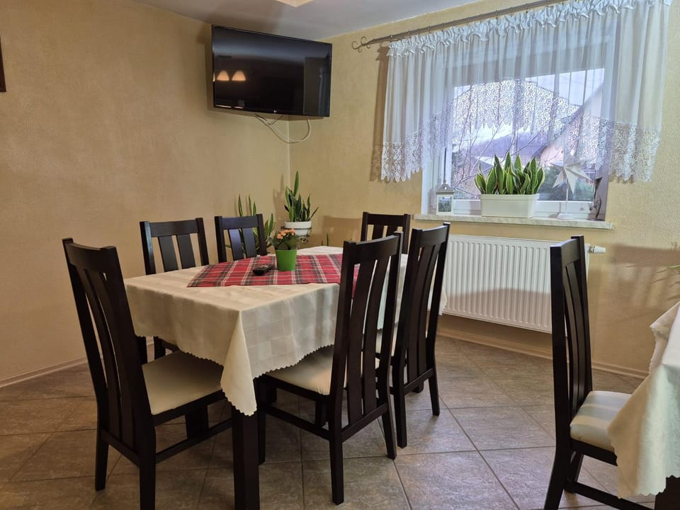 Communal lounge/ TV room, TV and multimedia, Kitchen or kitchenette, Seating area, Dining area