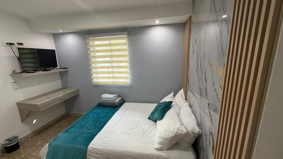 Bed, TV and multimedia, Photo of the whole room, Bedroom