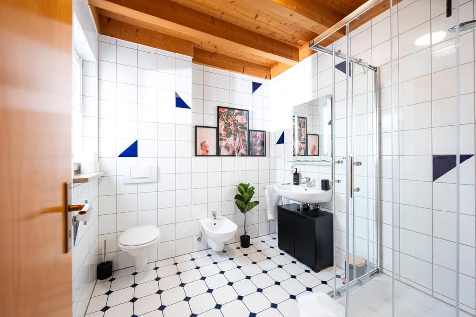 Shower, Toilet, Bathroom, towels