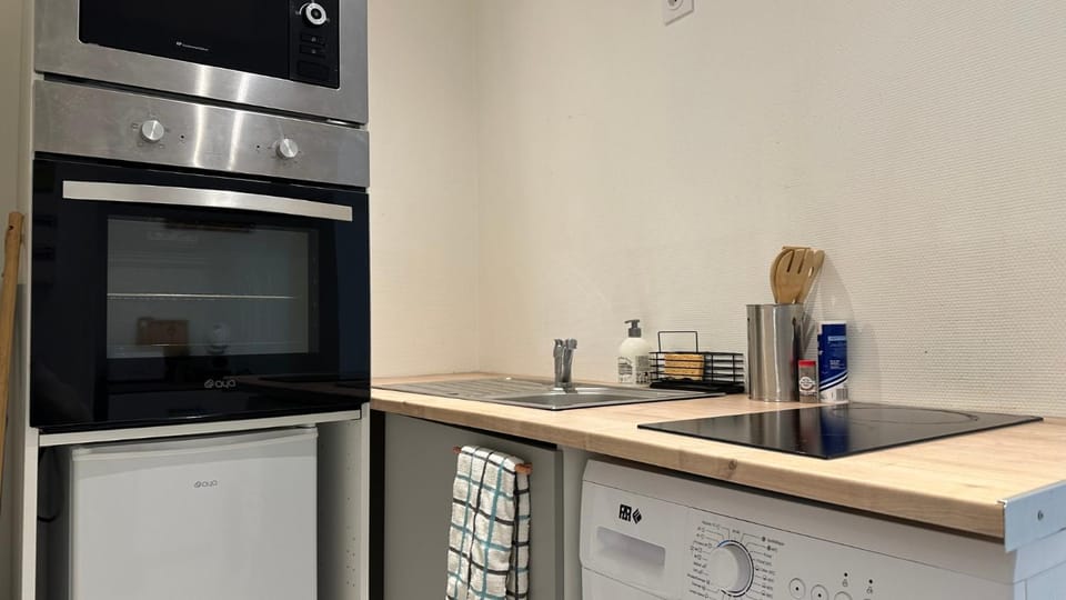 Kitchen or kitchenette, oven, stove