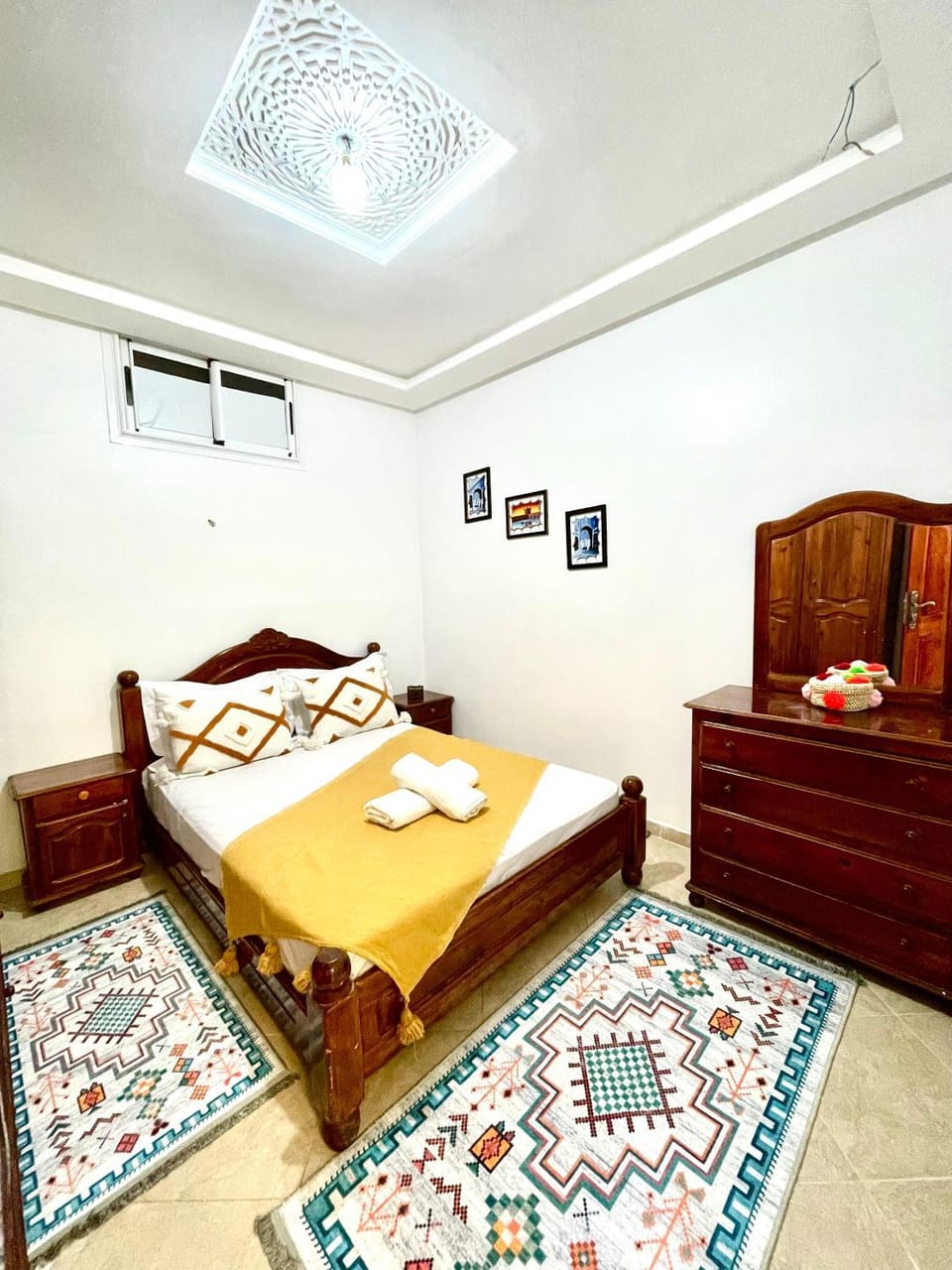 Bedroom, towels