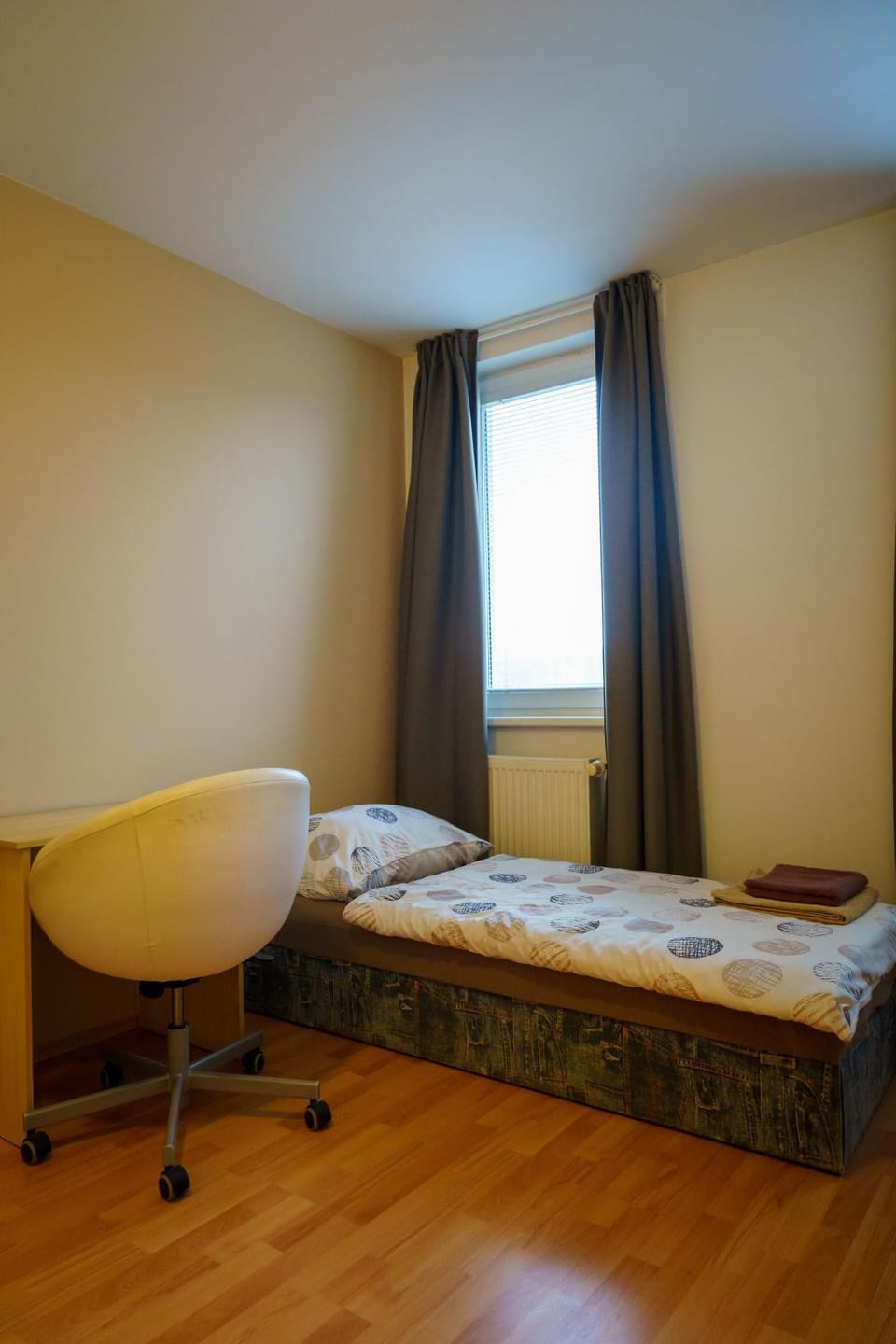 Photo of the whole room, Bedroom