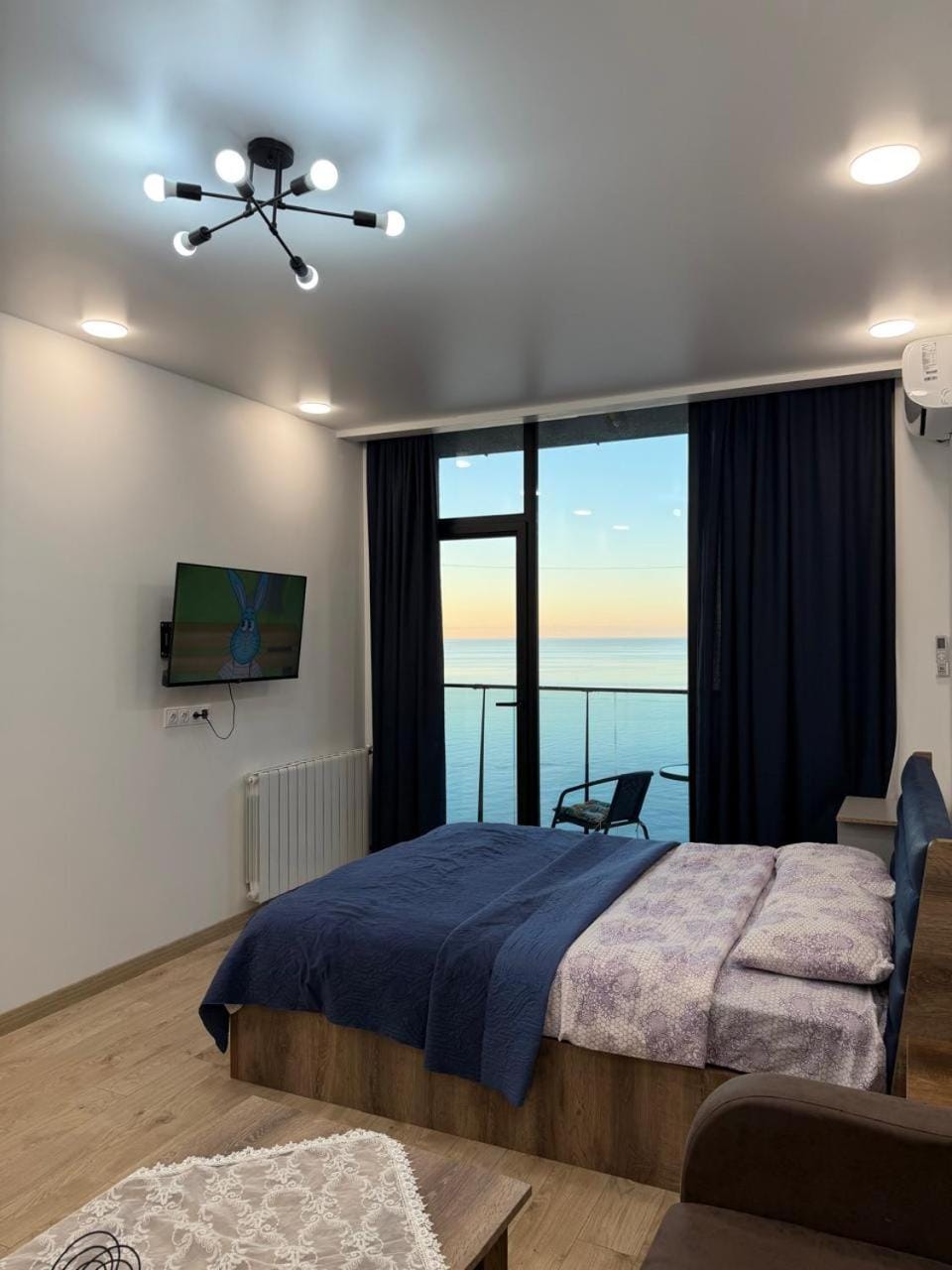 Communal lounge/ TV room, Bed, Natural landscape, TV and multimedia, Photo of the whole room, Evening entertainment, Bedroom, Sea view, fireplace