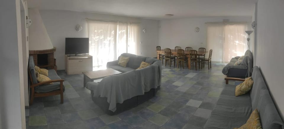 Communal lounge/ TV room, TV and multimedia, Living room, Seating area, Dining area