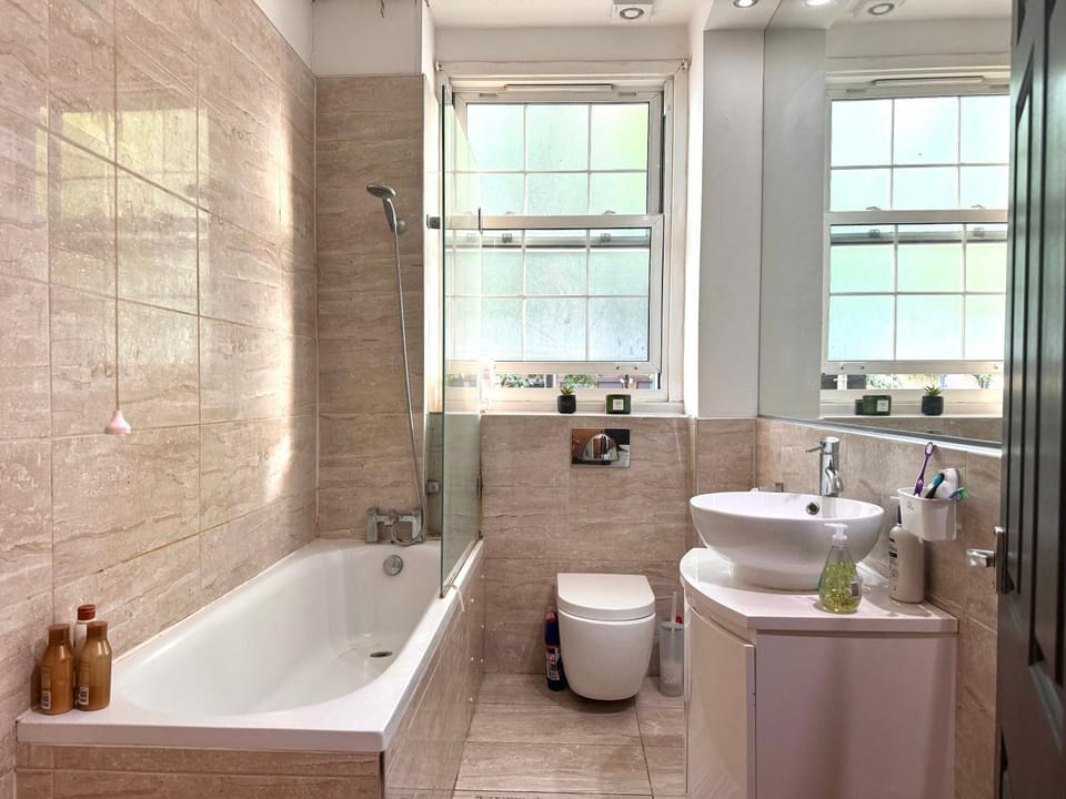 Gorgeous room steps from Tower Bridge Vacation rental in London Borough of Southwark