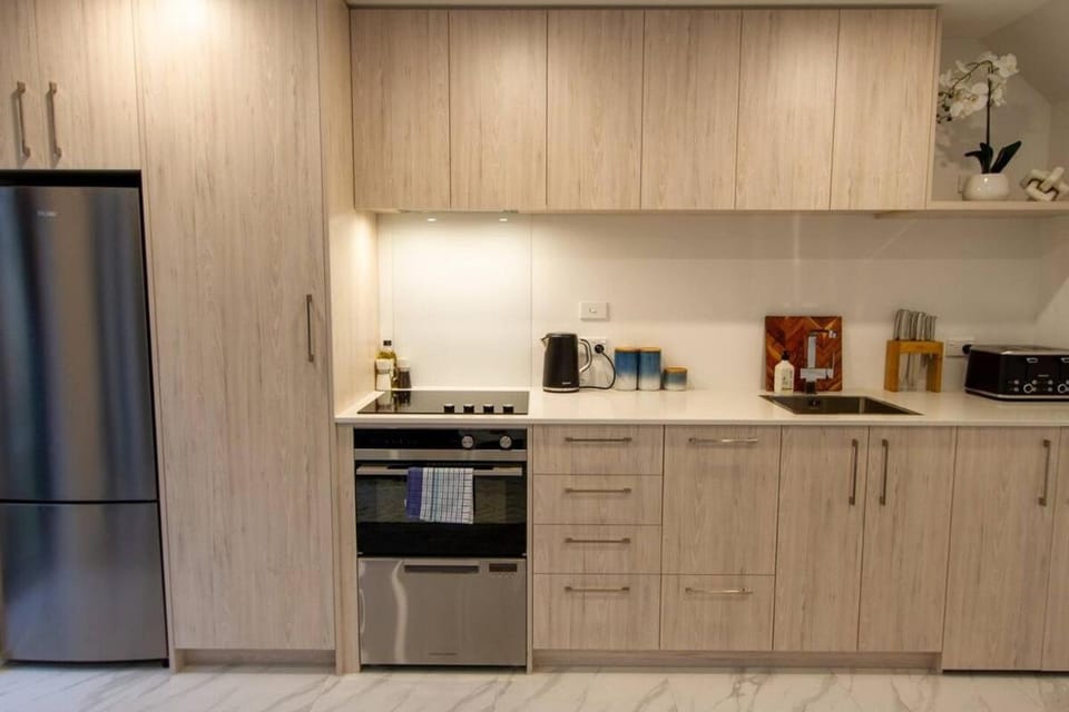 Coffee/tea facilities, Kitchen or kitchenette, dishwasher, oven, stove, toaster