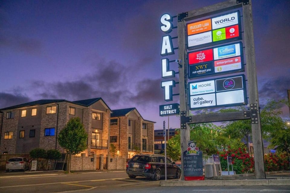 Property building, Neighbourhood, City view, Street view, Location, Parking