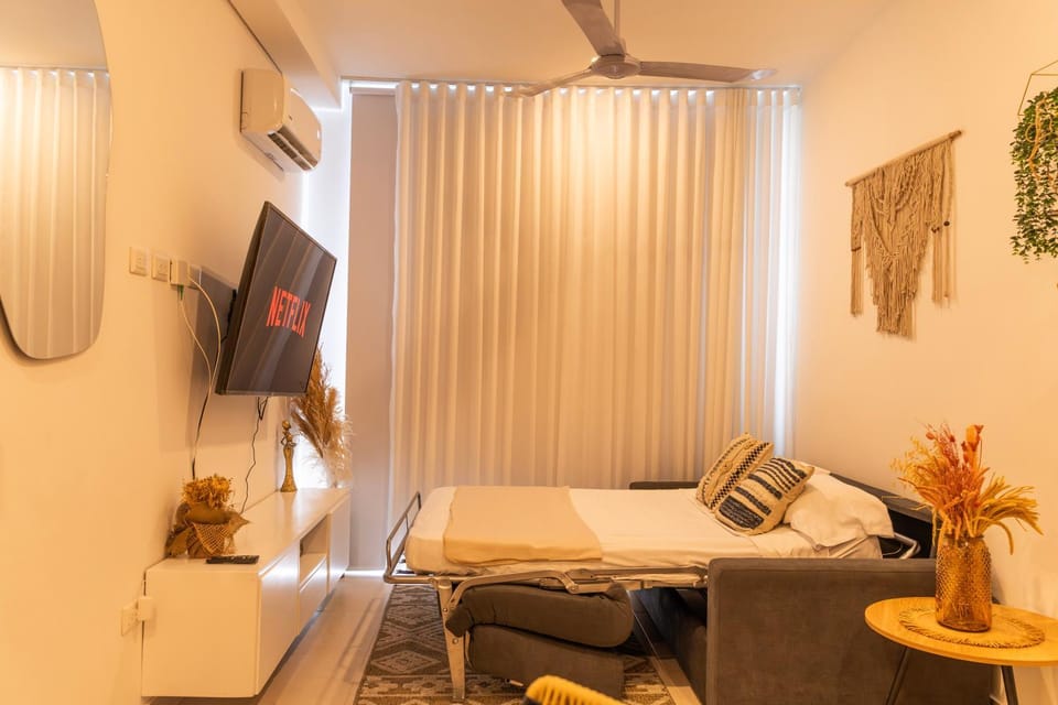 Bed, TV and multimedia, Living room, air conditioner