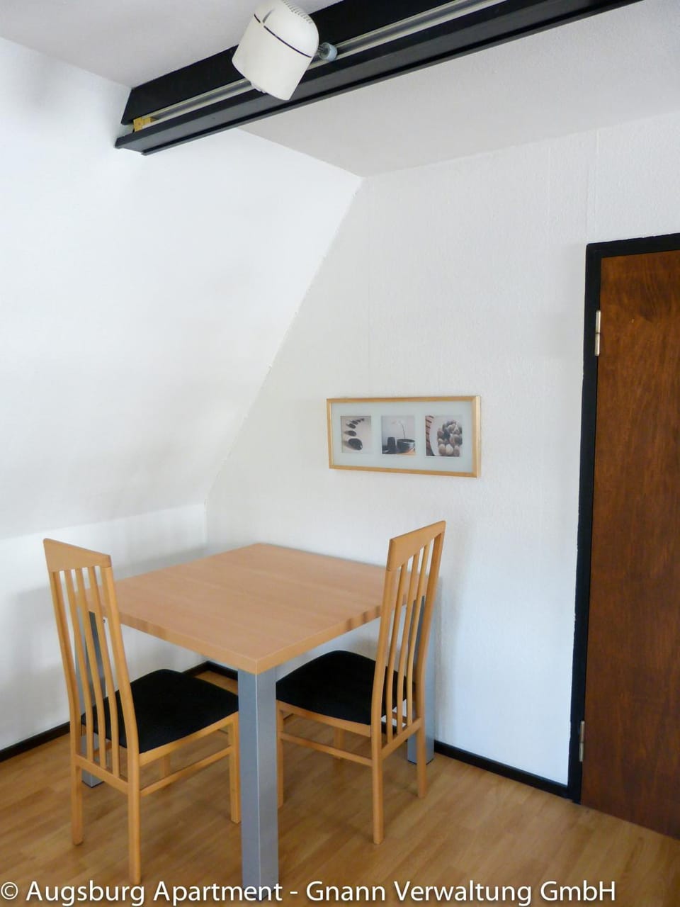 Photo of the whole room, Decorative detail