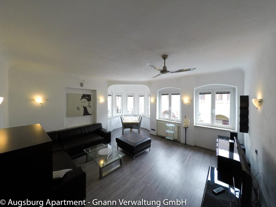Living room, Photo of the whole room, Decorative detail