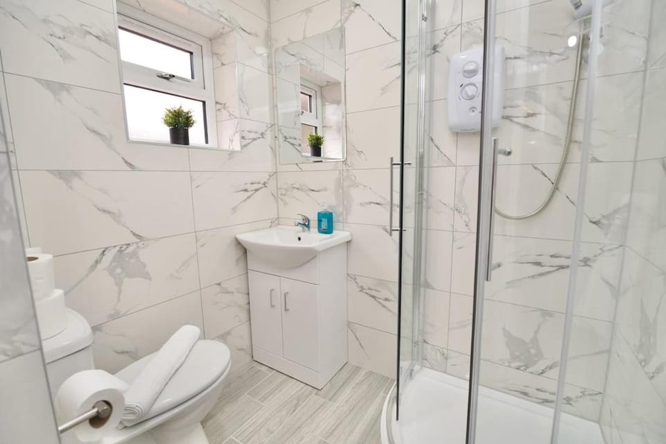 Shower, Toilet, Bathroom, towels