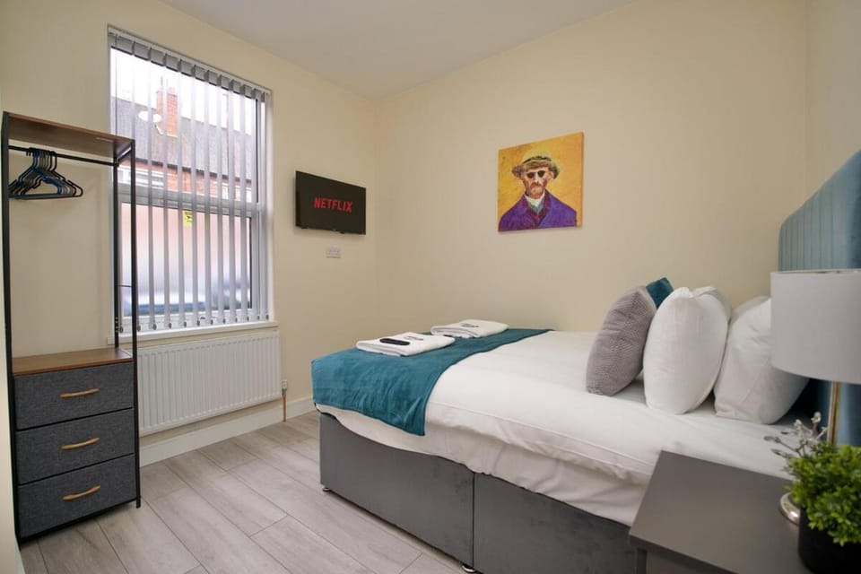 Bed, TV and multimedia, Photo of the whole room, Bedroom, towels