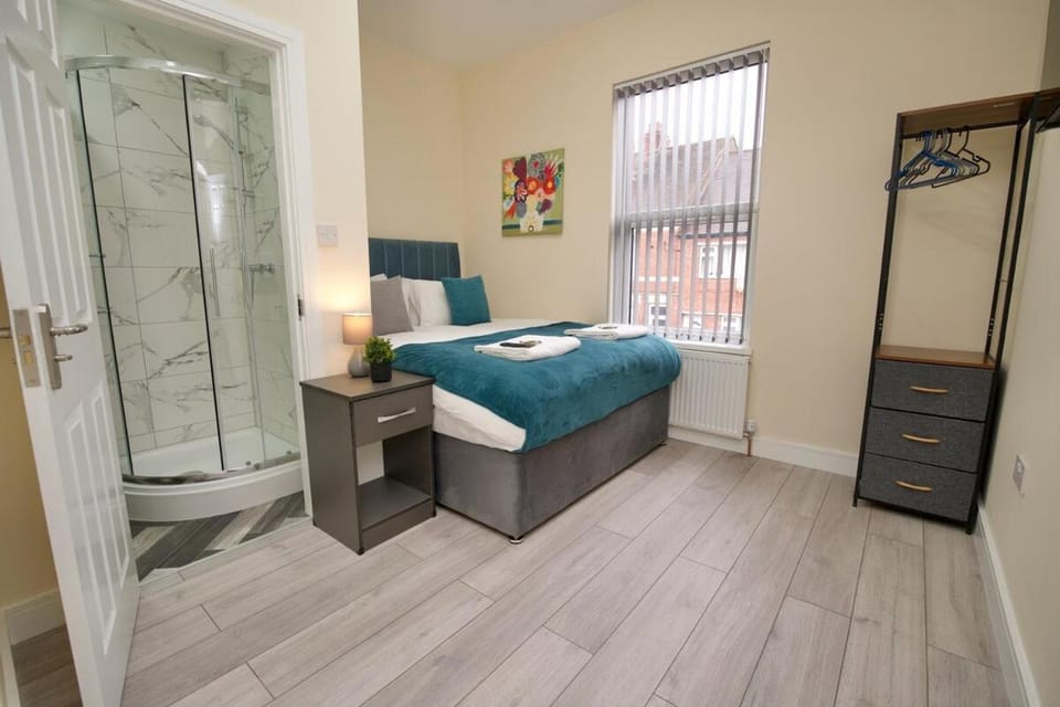 Shower, Bed, Bathroom, Photo of the whole room, Bedroom, towels