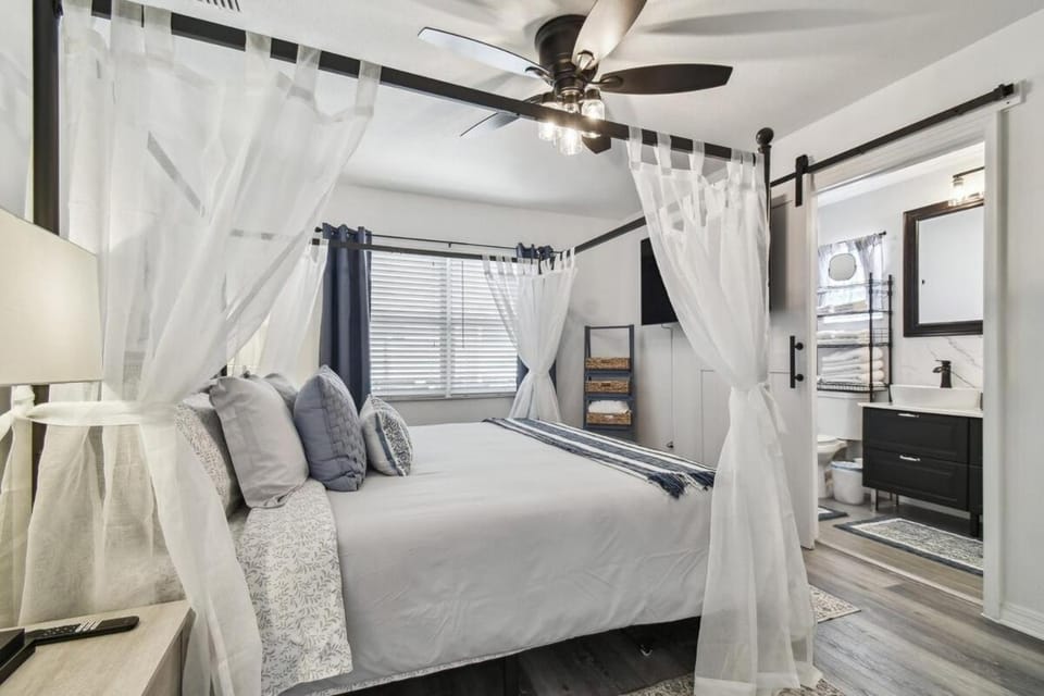 Bed, TV and multimedia, Bedroom