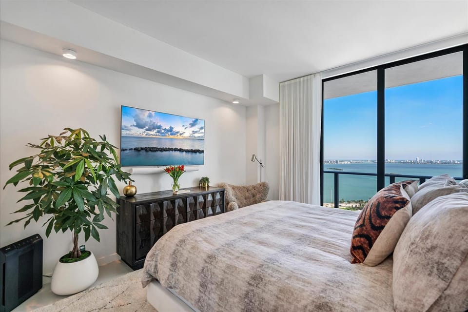Bed, TV and multimedia, Bedroom, Sea view