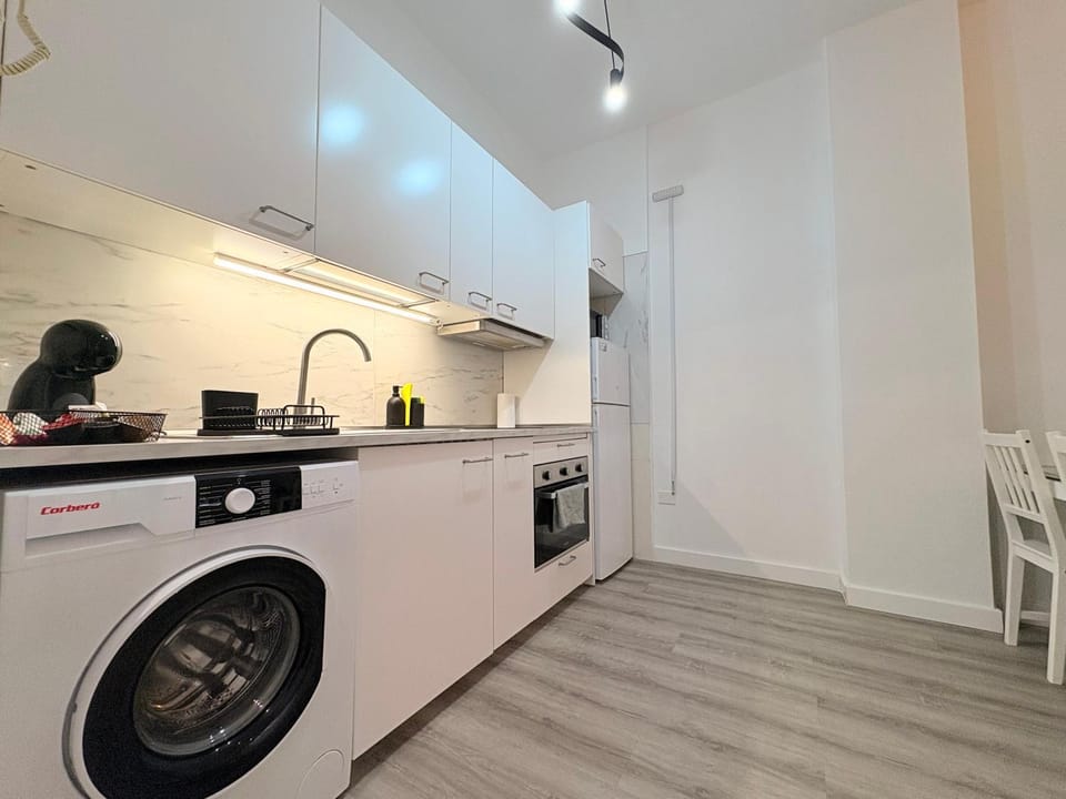 Kitchen or kitchenette, oven, stove, washing machine