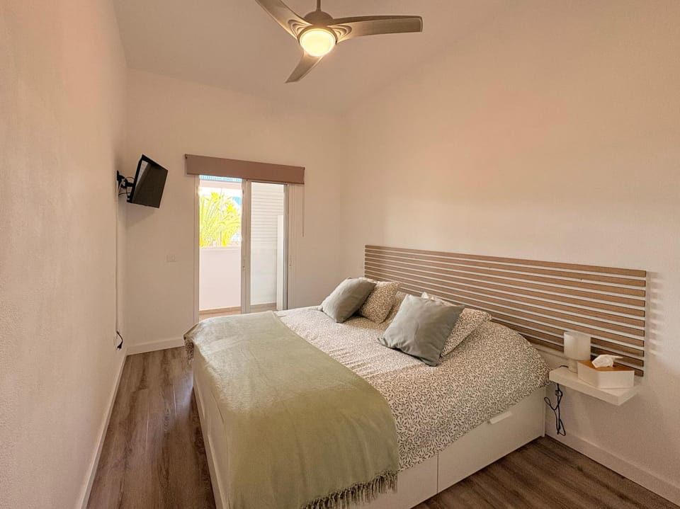 Bed, TV and multimedia, Photo of the whole room, Bedroom